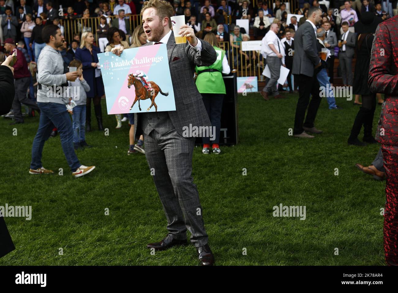 Il Prix de l'Arc de Triomphe in coppia, Francia Domenica 6 ottobre 2019. ©PHOTOPQR/LE PARISIEN/olivier corsan ; Hippodrome de Longchamp, Paris XVIe, France, le 6 ottobre 2019. Le Qatar Prix de l'Arc de Triomphe, la cours de galop doté de 5 milioni di euro, S'est déroulée sur les 2400m de la piste de l'hippodrome de Longchamp dans le bois de Boulogne de Paris et a vu la victoire du n°2 Monté Waldgeist par PC BOUDOT qui a devancé dans la dernière ligne droite le favori Enable monté par L. vainqueur des deux dernières éditions, l'empêchant ainsi de réaliser la passe de trois pour l Foto Stock