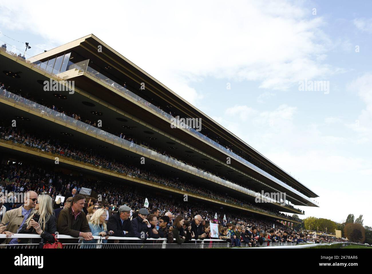 Il Prix de l'Arc de Triomphe in coppia, Francia Domenica 6 ottobre 2019. ©PHOTOPQR/LE PARISIEN/olivier corsan ; Hippodrome de Longchamp, Paris XVIe, France, le 6 ottobre 2019. Le Qatar Prix de l'Arc de Triomphe, la cours de galop doté de 5 milioni di euro, S'est déroulée sur les 2400m de la piste de l'hippodrome de Longchamp dans le bois de Boulogne de Paris et a vu la victoire du n°2 Monté Waldgeist par PC BOUDOT qui a devancé dans la dernière ligne droite le favori Enable monté par L. vainqueur des deux dernières éditions, l'empêchant ainsi de réaliser la passe de trois pour l Foto Stock