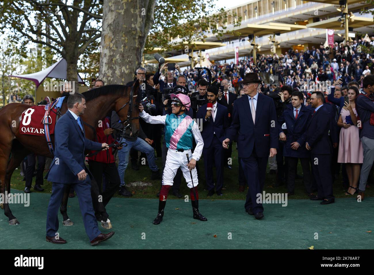 Il Prix de l'Arc de Triomphe in coppia, Francia Domenica 6 ottobre 2019. ©PHOTOPQR/LE PARISIEN/olivier corsan ; Hippodrome de Longchamp, Paris XVIe, France, le 6 ottobre 2019. Le Qatar Prix de l'Arc de Triomphe, la cours de galop doté de 5 milioni di euro, S'est déroulée sur les 2400m de la piste de l'hippodrome de Longchamp dans le bois de Boulogne de Paris et a vu la victoire du n°2 Monté Waldgeist par PC BOUDOT qui a devancé dans la dernière ligne droite le favori Enable monté par L. vainqueur des deux dernières éditions, l'empêchant ainsi de réaliser la passe Foto Stock