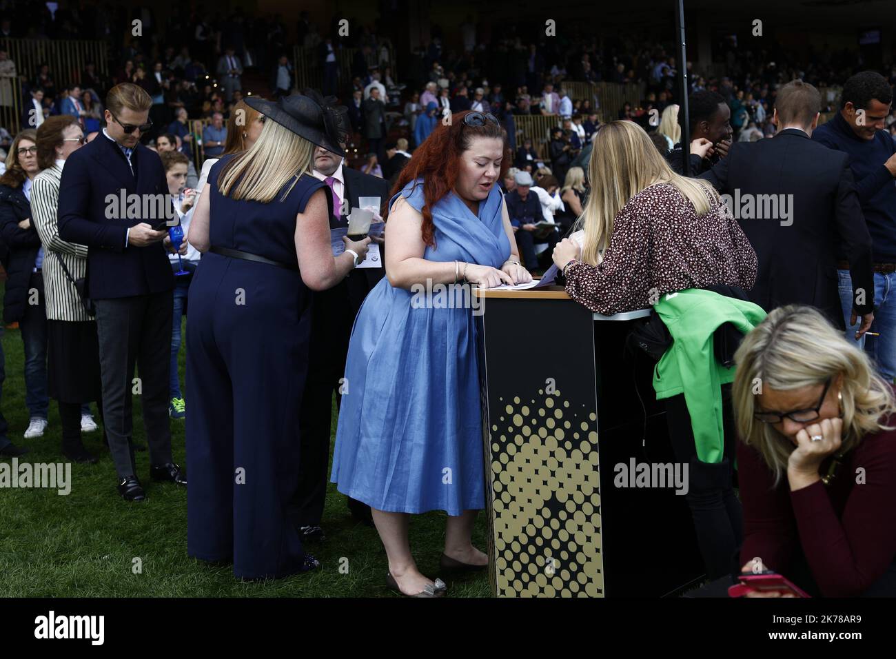 Il Prix de l'Arc de Triomphe in coppia, Francia Domenica 6 ottobre 2019. ©PHOTOPQR/LE PARISIEN/olivier corsan ; Hippodrome de Longchamp, Paris XVIe, France, le 6 ottobre 2019. Le Qatar Prix de l'Arc de Triomphe, la cours de galop doté de 5 milioni di euro, S'est déroulée sur les 2400m de la piste de l'hippodrome de Longchamp dans le bois de Boulogne de Paris et a vu la victoire du n°2 Monté Waldgeist par PC BOUDOT qui a devancé dans la dernière ligne droite le favori Enable monté par L. vainqueur des deux dernières éditions, l'empêchant ainsi de réaliser la passe de trois pour l Foto Stock