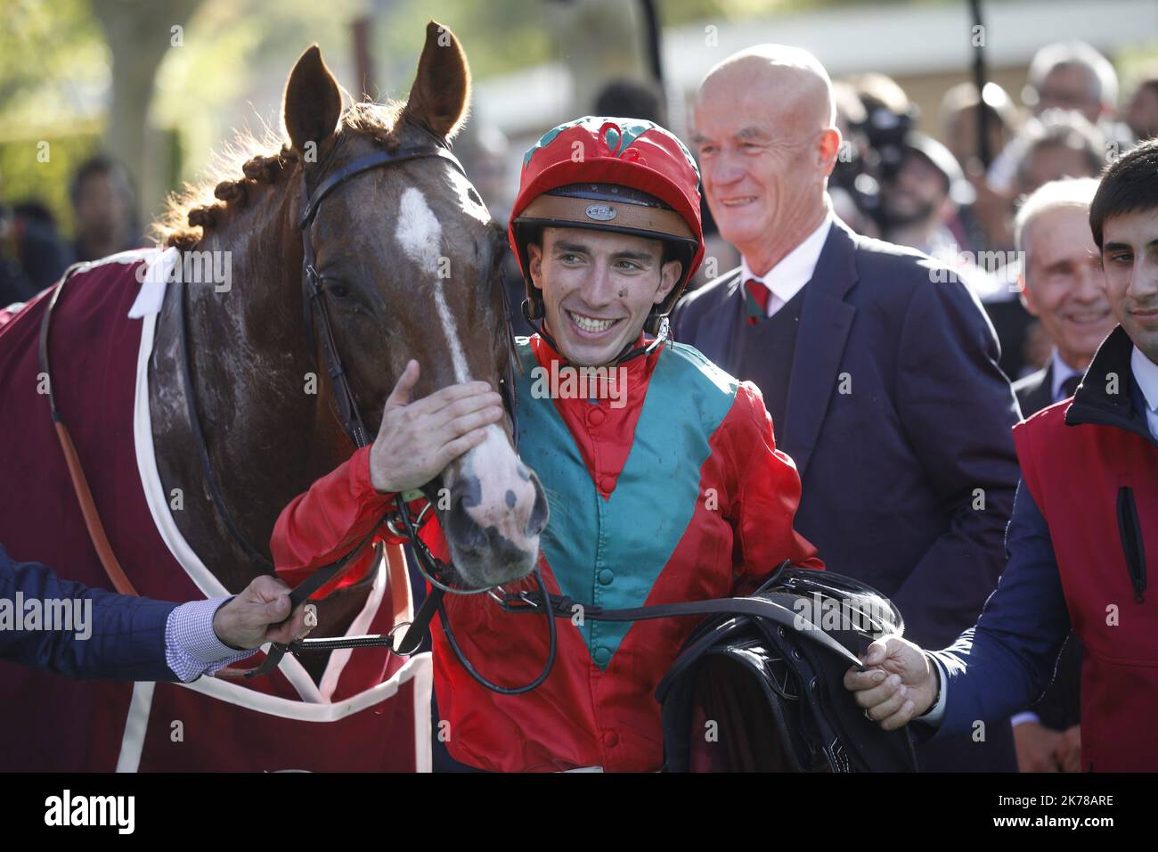 Il Prix de l'Arc de Triomphe in coppia, Francia Domenica 6 ottobre 2019. ©PHOTOPQR/LE PARISIEN/olivier corsan ; Hippodrome de Longchamp, Paris XVIe, France, le 6 ottobre 2019. Le Qatar Prix de l'Arc de Triomphe, la cours de galop doté de 5 millions d'euros, s'est déroulée sur les 2400m de la piste de l'hippodrome de Longchamp dans le bois de Boulogne de Paris et a vu la victoire du n°2 Waldgeist monté par PC BOULOT (sur la foto) Qui a devancé dans la dernière ligne droite le favori Enable monté par L. Dettori, vainqueur des deux dernières éditions, l'empêchant ainsi de réaliser la passe Foto Stock