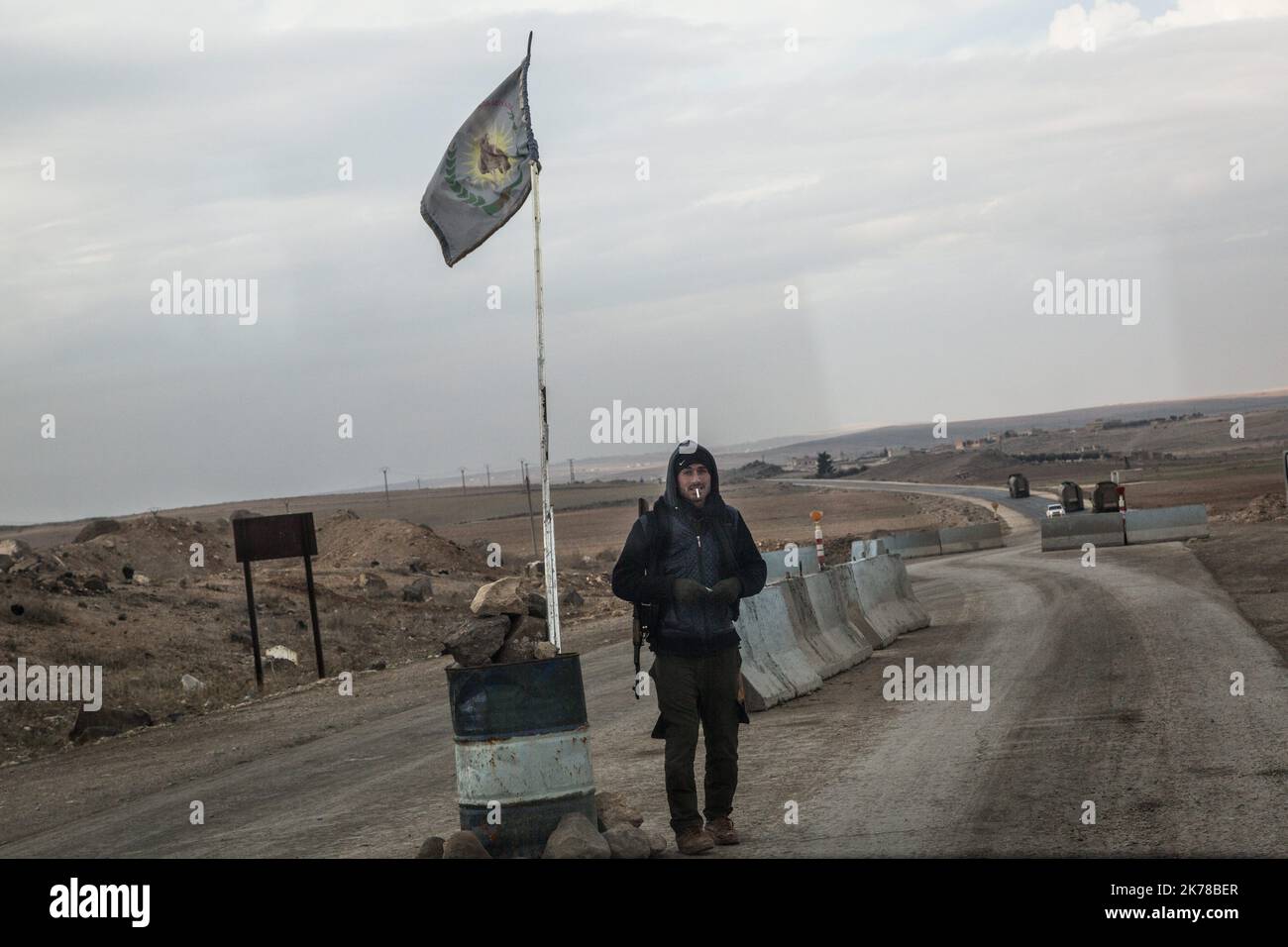 SIRIA Nord Siria / Un Checkpoint YPG sulla strada per Raqqa. Foto Stock