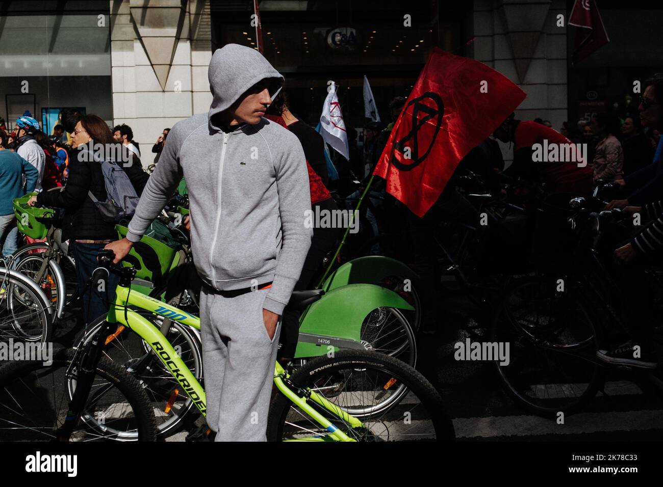 Gli attivisti del movimento XR (Extinction Rebellion) hanno svolto un'azione ciclistica nelle strade di Parigi venerdì 11 ottobre 2019. Dopo aver bloccato Rivoli Street, hanno concordato con la polizia un'altra rotta. Foto Stock