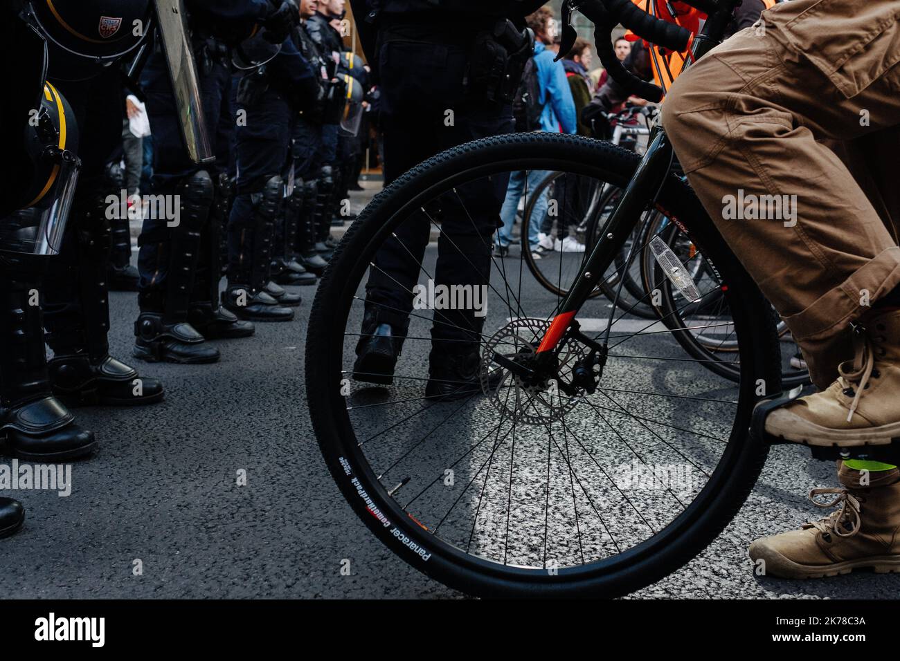 Gli attivisti del movimento XR (Extinction Rebellion) hanno svolto un'azione ciclistica nelle strade di Parigi venerdì 11 ottobre 2019. Dopo aver bloccato Rivoli Street, hanno concordato con la polizia un'altra rotta. Foto Stock