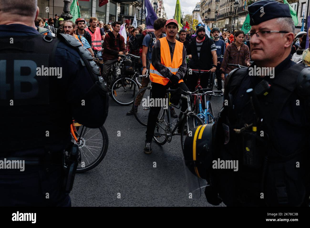 Gli attivisti del movimento XR (Extinction Rebellion) hanno svolto un'azione ciclistica nelle strade di Parigi venerdì 11 ottobre 2019. Dopo aver bloccato Rivoli Street, hanno concordato con la polizia un'altra rotta. Foto Stock