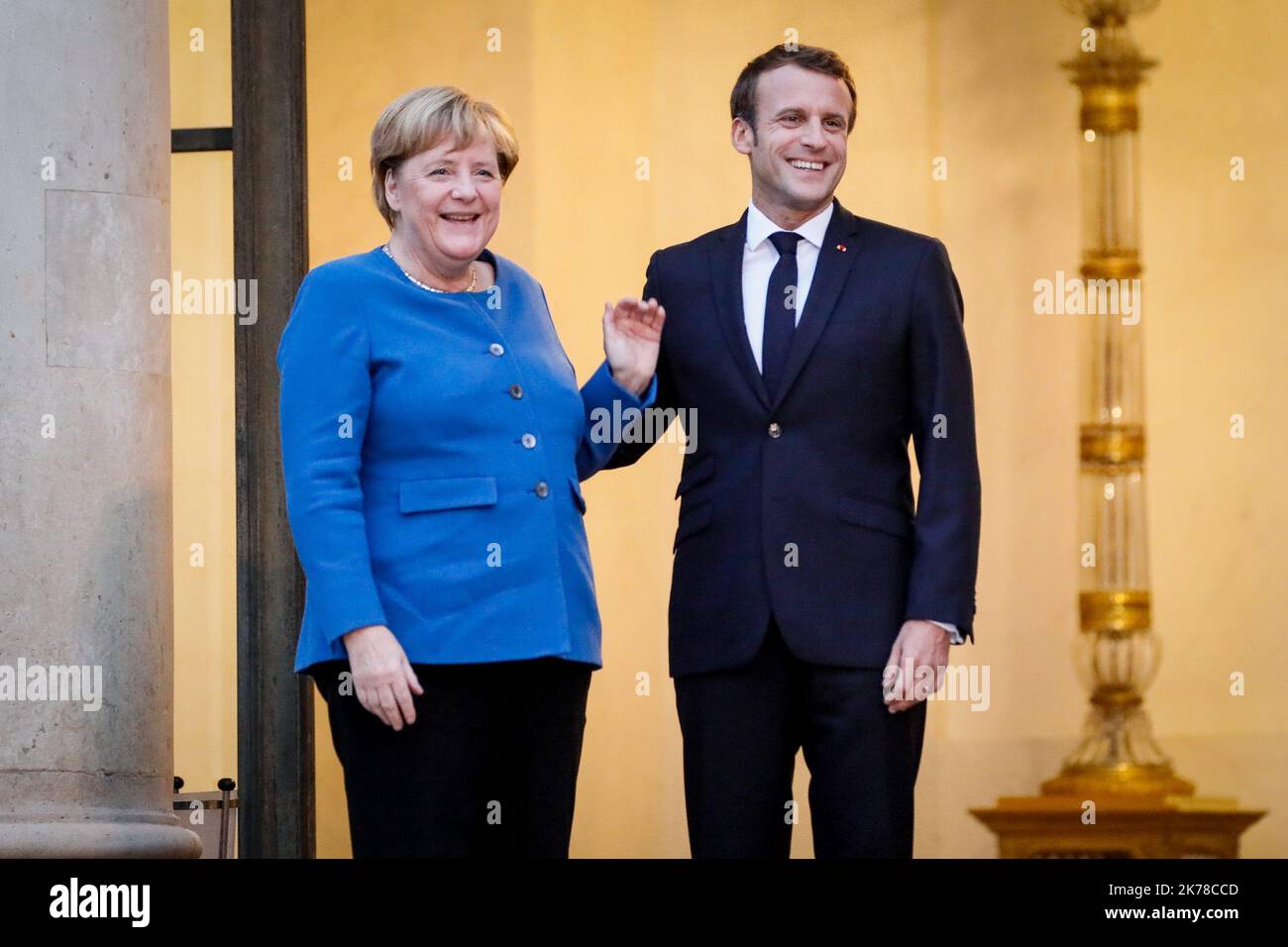 Il Presidente francese Emmanuel Macron riceve la cancelliera tedesca Angela Merkel al Palazzo Elysee di Parigi, il 13 ottobre 2019. Foto Stock