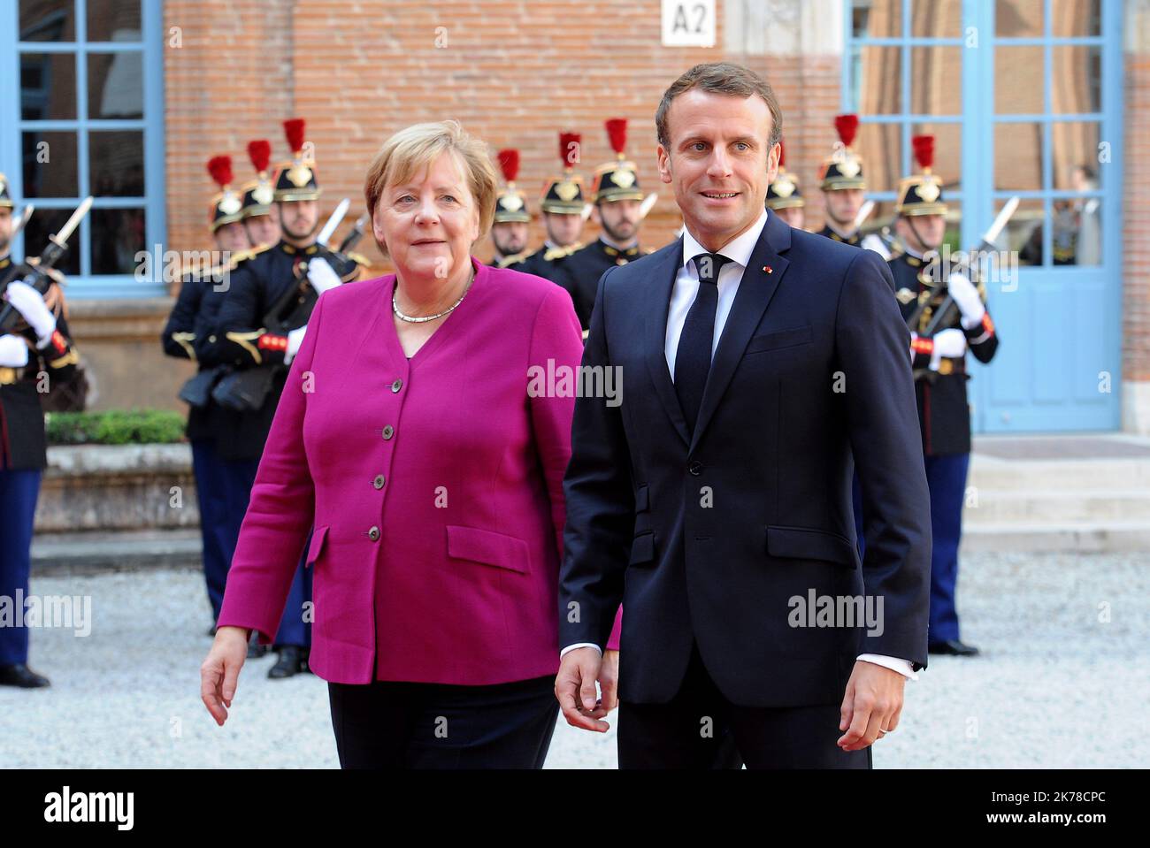 Il presidente francese Emmanuel Macron e la cancelliera tedesca Angela Merkel si incontrano a Tolosa (Francia) mercoledì 16 ottobre 2019. Foto Stock