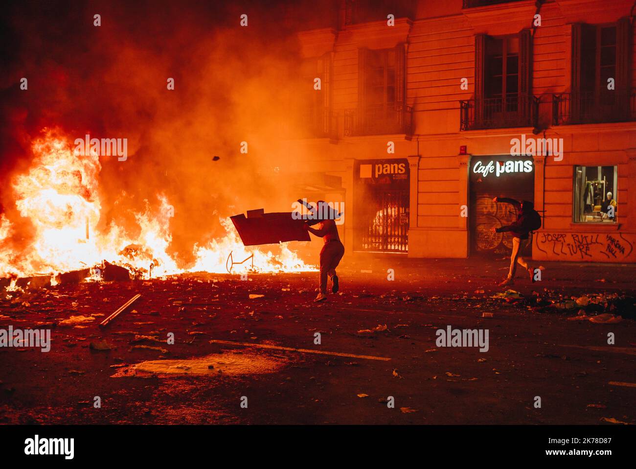 5th giorno di proteste contro le pene detentive richieste ai leader indipendenti catalani Foto Stock