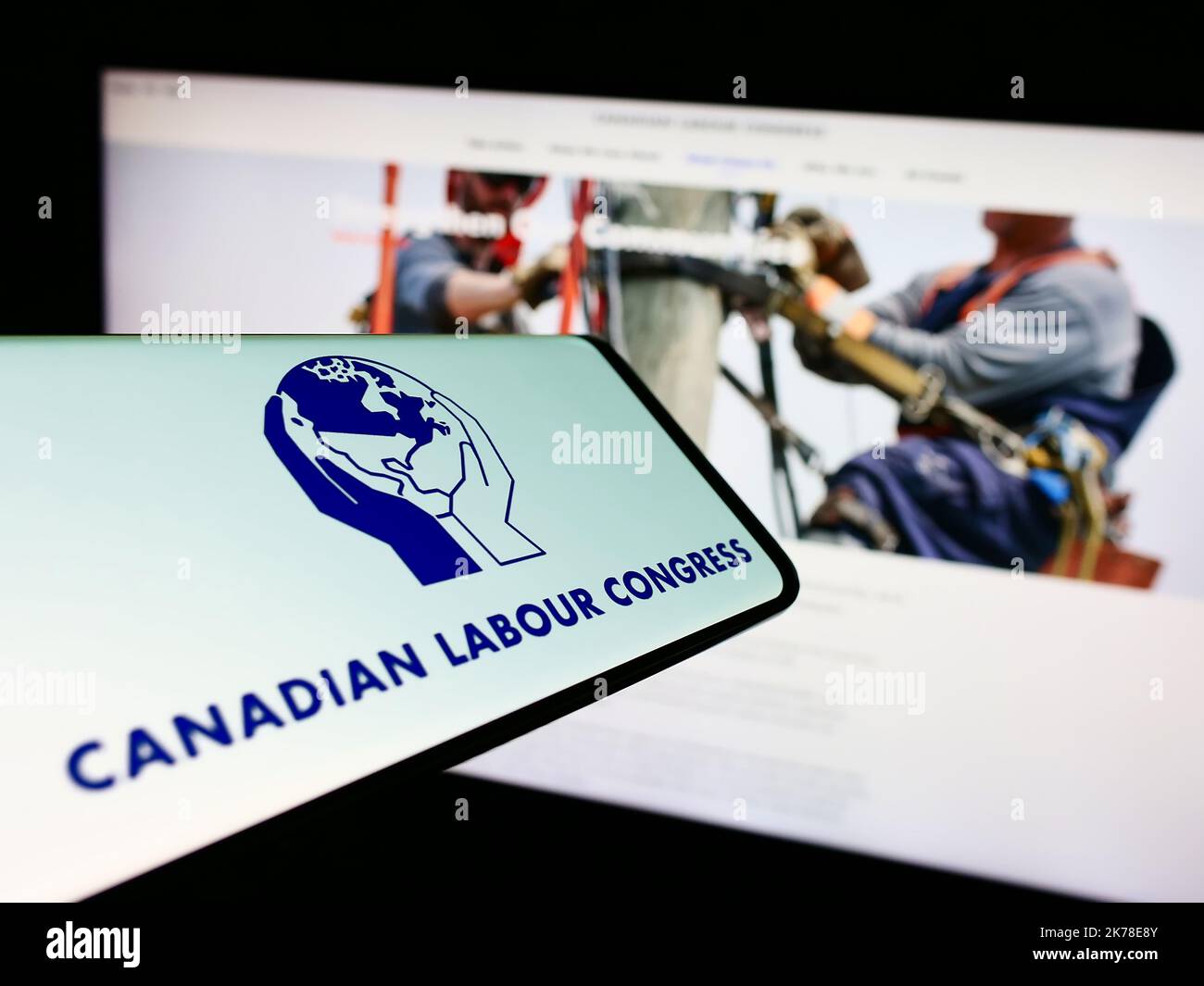 Smartphone con logo del centro sindacale Canadian Labour Congress (CLC) sullo schermo di fronte alla pagina Web. Messa a fuoco sul lato destro del display del telefono. Foto Stock