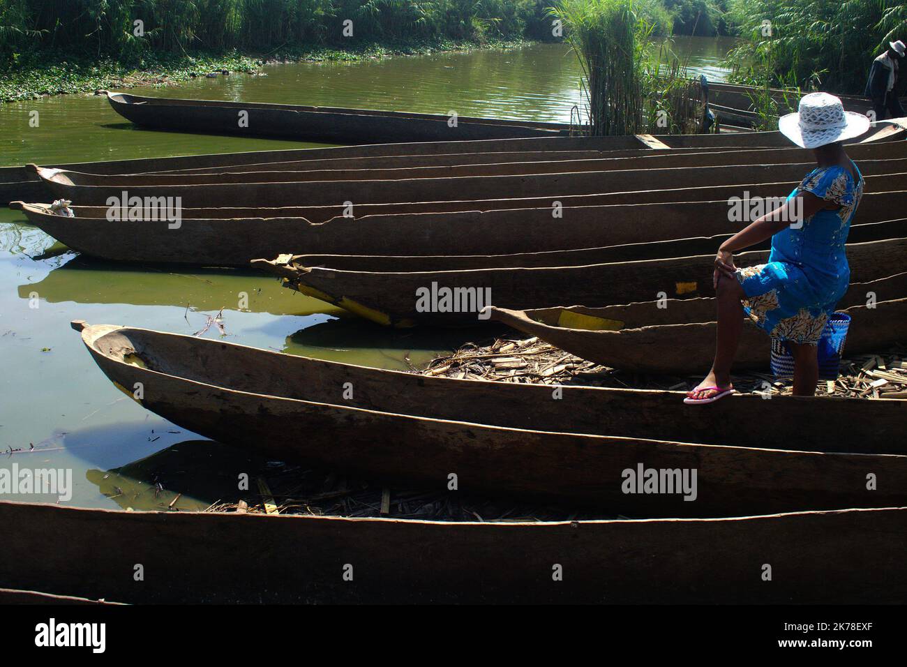 ©Arnaud De grave / le Pictorium/MAXPPP - Arnaud De grave / le Pictorium - 10/11/2015 - Madagascar / Alaotra-Mangoro / Anororo - Femme de retour du marche qui assistono ad un pirogue. / 10/11/2015 - Madagascar / Alaotra-Mangoro / Anororo - Donna di ritorno dal mercato, in attesa di una piroga... Foto Stock