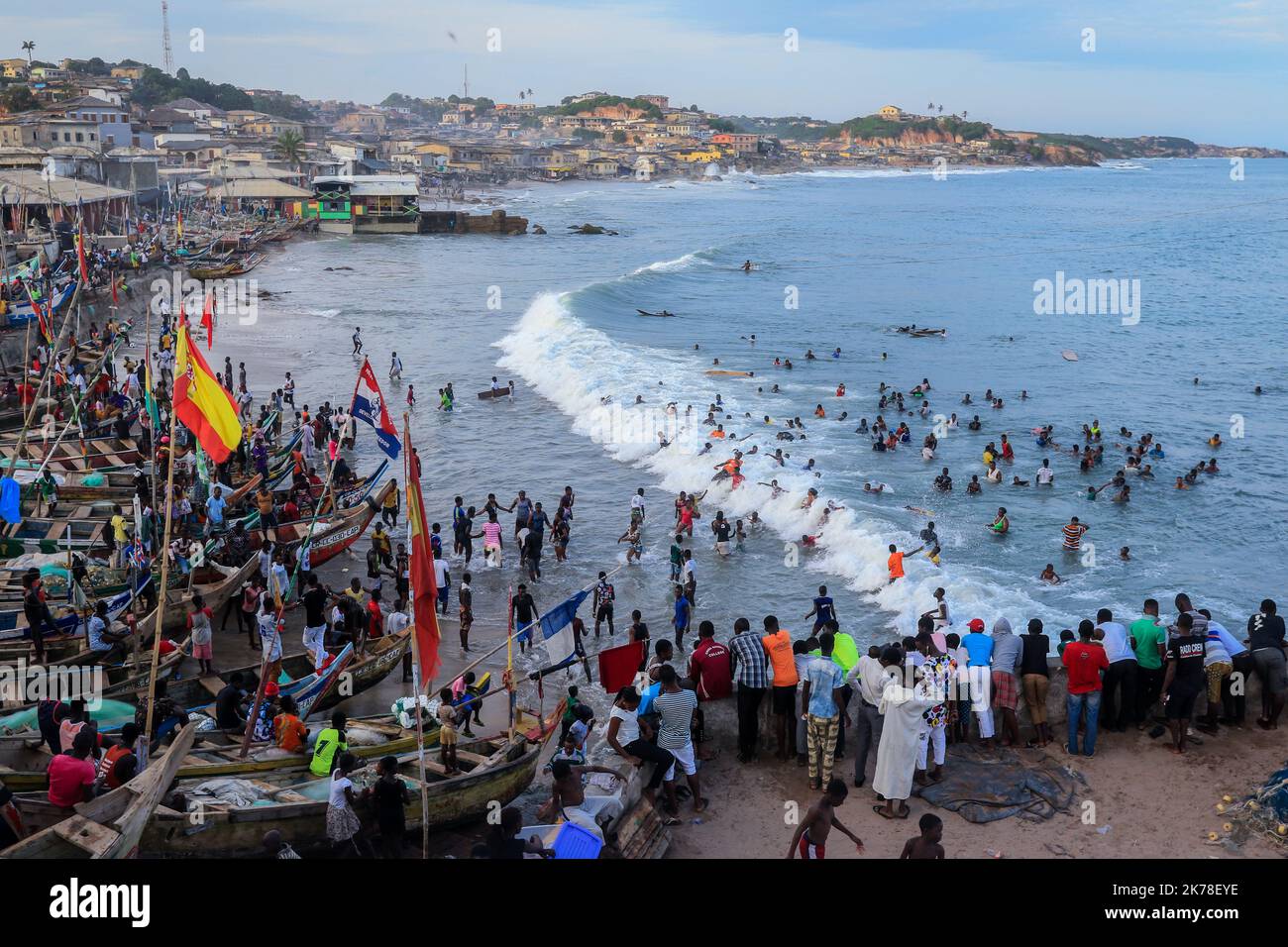 Costa del Capo, Ghana - 13 aprile 2022: Vista nautica alla flotta di pesca da Cape Coast Castle Foto Stock