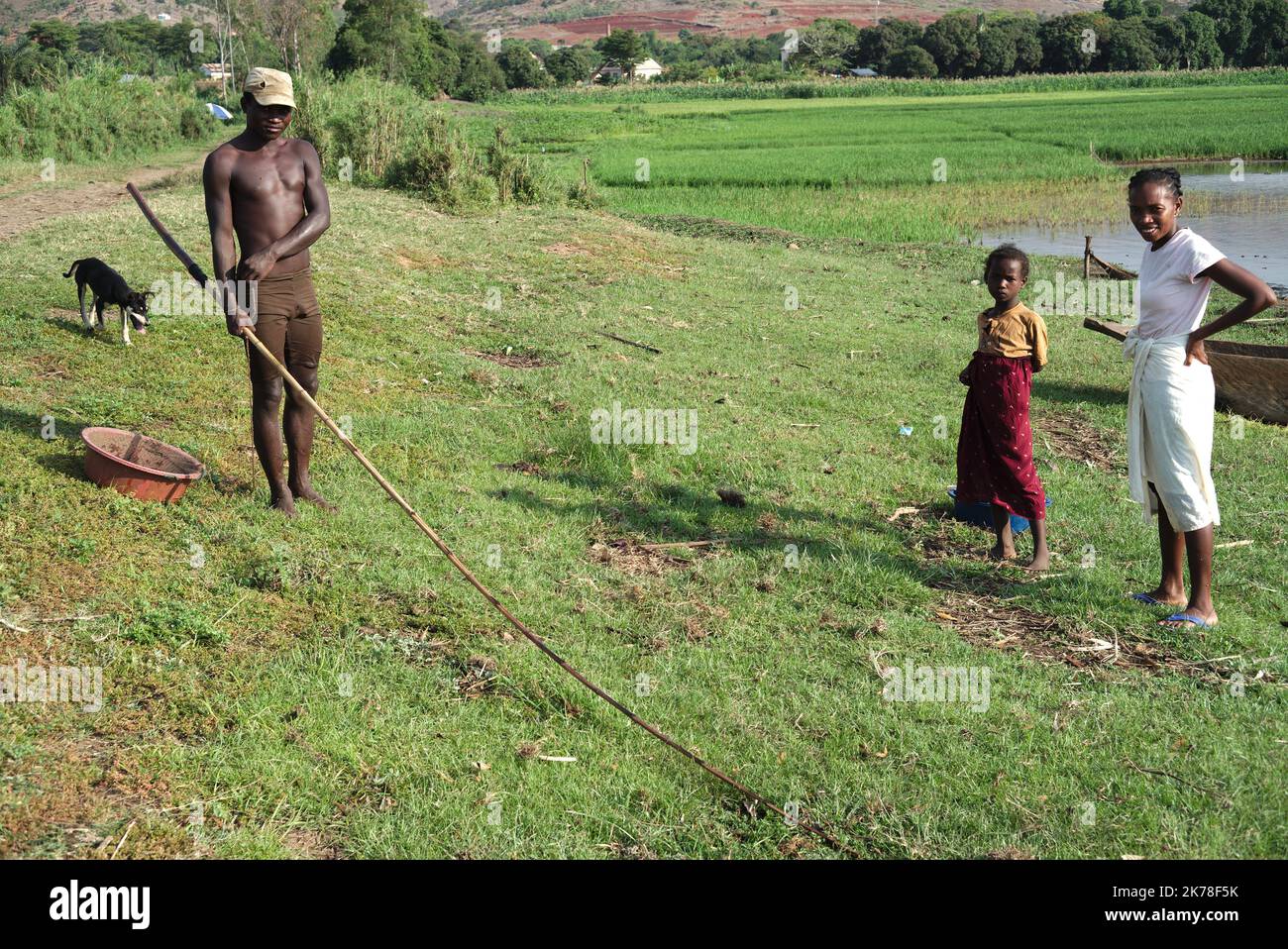 ©Arnaud De grave / le Pictorium/MAXPPP - Arnaud De grave / le Pictorium - 27/11/2015 - Madagascar / Alaotra-Mangoro - Famille de pecheurs. / 27/11/2015 - Madagascar / Alaotra-Mangoro - la famiglia dei pescatori. Foto Stock