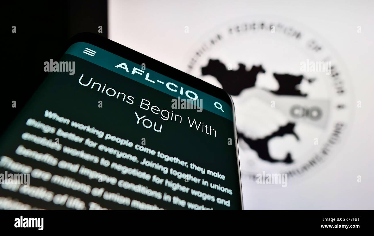 Telefono cellulare con sito web della federazione sindacale statunitense AFL-CIO sullo schermo di fronte al logo. Messa a fuoco in alto a sinistra del display del telefono. Foto Stock