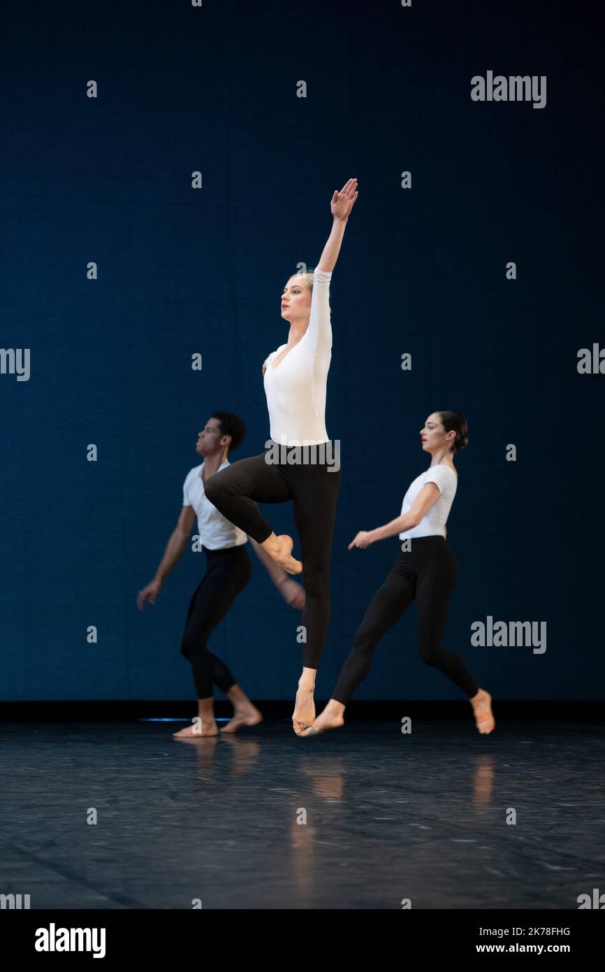 COREOGRAFIA Merce Cunningham COMPANY The Royal Ballet RICREATO DA Daniel Squire MUSICA Conlon Nancarrow (Rhythm Studies for Player piano) COSTUME DESIGN Merce Cunningham LIGHTING DESIGN Clifton Taylor d'apres Beverly Emmons DANCE Romany Pajdak, Julia Roscoe, Joseph Sissens PLACE Theatre National de la Danse de Chaillot CITY Paris DATE 22/10/2019 PARTE DEL Centenaire de merce Cunningham È STATO PRESENTATO IL 31 LUGLIO 1964 AL QUEEN's WELLS THEATER (LONDRA) Foto Stock