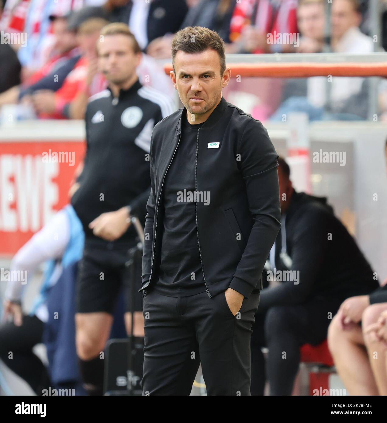 Colonia, Germania. 16th Ott 2022. Cheftrainer Enrico Maassen (FCA), Colonia, Germania. 28th ago, 2022. 1. Bundesliga 10. giorno della festa, 1. FC Cologne - le NORMATIVE FC Augsburg DFL VIETANO QUALSIASI USO DI FOTOGRAFIE COME SEQUENZE DI IMMAGINI E/O QUASI-VIDEO Credit: Juergen Schwarz/Alamy Live News Credit: Juergen Schwarz/Alamy Live News Foto Stock