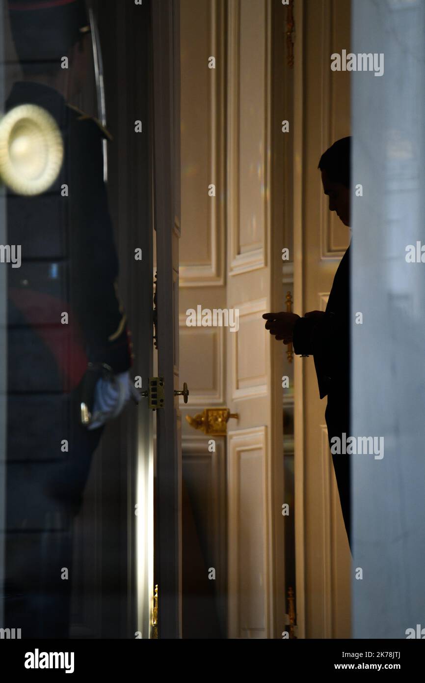 Un huissier partecipa alla sortie du Conseil des Ministres du 20 novembre 2019 / 2019 - Francia / Ile-de-France (regione) / Parigi - Un bailiff attende l'uscita del Consiglio dei ministri del 20 novembre 2019 Foto Stock