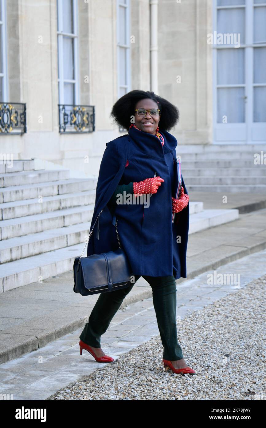Sibeth ndiaye, la secretaire aupres du Premier Ministre et Porte parole du Gouvernement en sortie du Conseil des Ministres du 20 novembre 2019 / 2019 - Francia / Ile-de-France (regione) / Parigi - Sibeth ndiaye, Segretario al primo ministro e portavoce del governo al di fuori del Consiglio dei ministri del 20 novembre 2019 Foto Stock