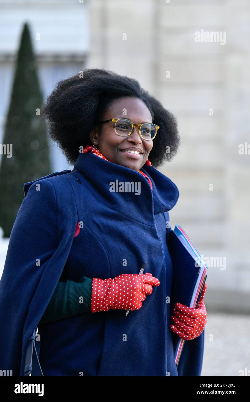 Sibeth ndiaye, la secretaire aupres du Premier Ministre et Porte parole du Gouvernement en sortie du Conseil des Ministres du 20 novembre 2019 / 2019 - Francia / Ile-de-France (regione) / Parigi - Sibeth ndiaye, Segretario al primo ministro e portavoce del governo al di fuori del Consiglio dei ministri del 20 novembre 2019 Foto Stock