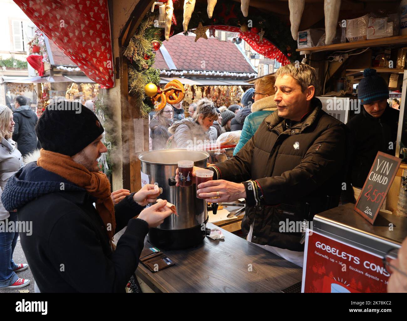 Stand de vin chaud au marché de Noël de Colmar, le 24 novembre 2019. MERCATINO DI NATALE A COLMAR 24 NOVEMBRE 2019 Foto Stock