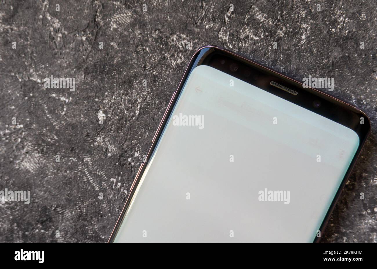 Schermo OLED Burn-in sul telefono Samsung. Segni visibili, schermata bruciata in primo piano su uno smartphone. Varsavia, Polonia - 16 ottobre 2022. Foto Stock