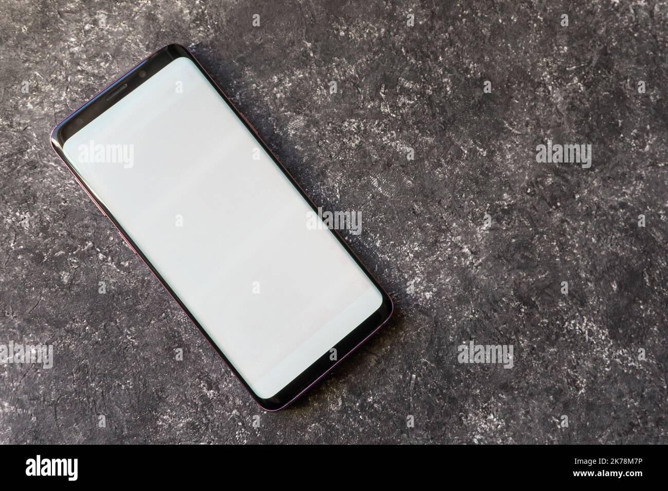 Schermo OLED Burn-in sul telefono Samsung. Segni visibili, schermata bruciata su uno smartphone. Varsavia, Polonia - 16 ottobre 2022. Foto Stock