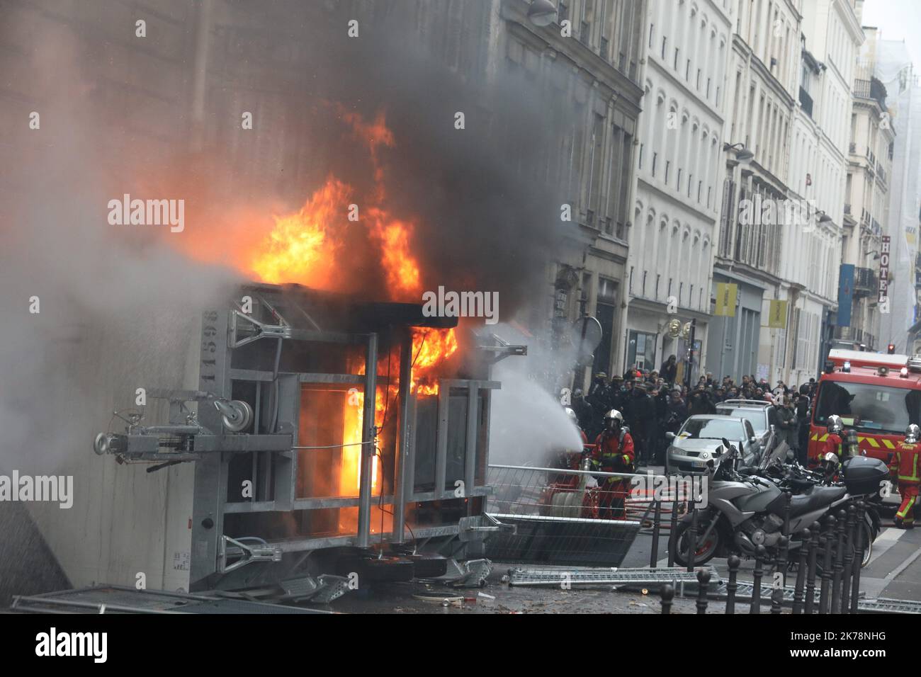 ©PHOTOPQR/LE PARISIEN/Arnaud Journois ; PARIS ; 05/12/2019 ; MANIFESTAZIONE DU 5 DECEMBRE / MANIFESTAZIONE ENTRE LA GARE DU NORD ET LA PLACE DE LA NATION - Francia, 5th 2019 dicembre - la Francia si sta preparando a gravi perturbazioni, in quanto milioni di lavoratori vanno in sciopero per protestare contro il fatto di essere costretti al ritiro in un secondo momento o di affrontare pensioni ridotte. Gli operatori scolastici e dei trasporti si uniranno alla polizia, agli avvocati e al personale ospedaliero e aeroportuale in una panoramica generale Foto Stock