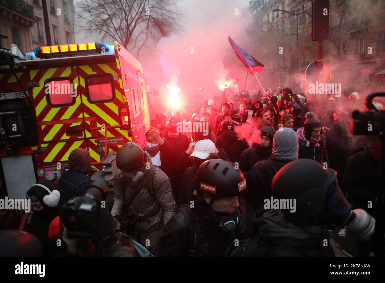 ©PHOTOPQR/LE PARISIEN/Arnaud Journois ; PARIS ; 05/12/2019 ; MANIFESTAZIONE DU 5 DECEMBRE / MANIFESTAZIONE ENTRE LA GARE DU NORD ET LA PLACE DE LA NATION - Francia, 5th 2019 dicembre - la Francia si sta preparando a gravi perturbazioni, in quanto milioni di lavoratori vanno in sciopero per protestare contro il fatto di essere costretti al ritiro in un secondo momento o di affrontare pensioni ridotte. Gli operatori scolastici e dei trasporti si uniranno alla polizia, agli avvocati e al personale ospedaliero e aeroportuale in una panoramica generale Foto Stock