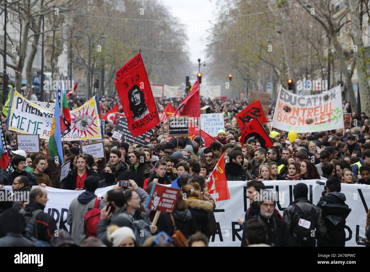 Proteste e scioperi francesi a Parigi e dintorni martedì 17 dicembre 2019. Foto Stock