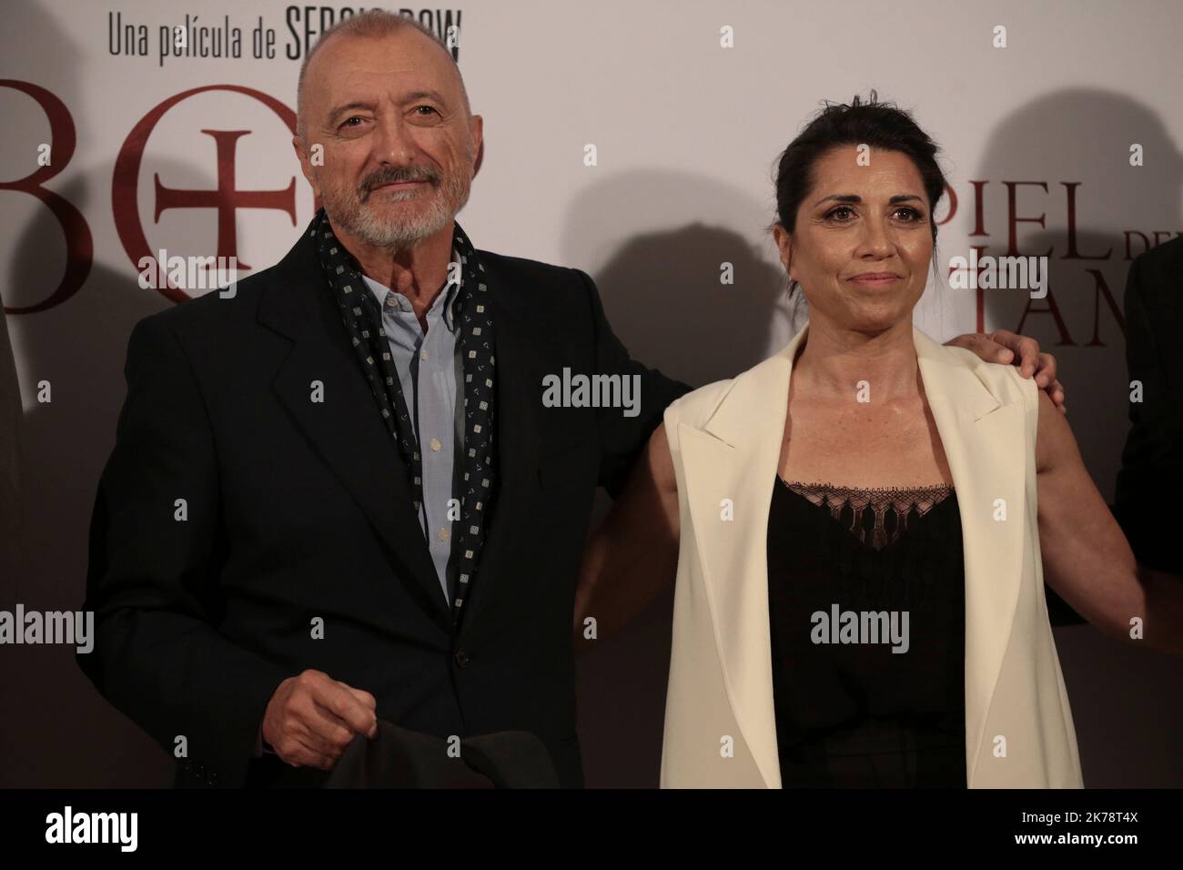 Madrid Spain; 10.17.2022.- Film basato sul libro di Arturo Pérez-Revere (L) 'la pelle del tamburo' diretto dal colombiano Sergio Dow e con Richard Armitage, Amaia Salamanca, Rodolfo Sancho e Alicia Borrachero (R). “La prova del cotone per un romanziere è che gli piace il film, che riconosce il romanzo nel suo film, E così è successo, ho detto, è che sono i miei personaggi, è che è mio padre Quart, è la mia Macarena, è la mia Siviglia, Questo mi dà una felicità speciale, non sempre accade, non sempre accade, quando non mi piace un film tendo in silenzio, Foto Stock