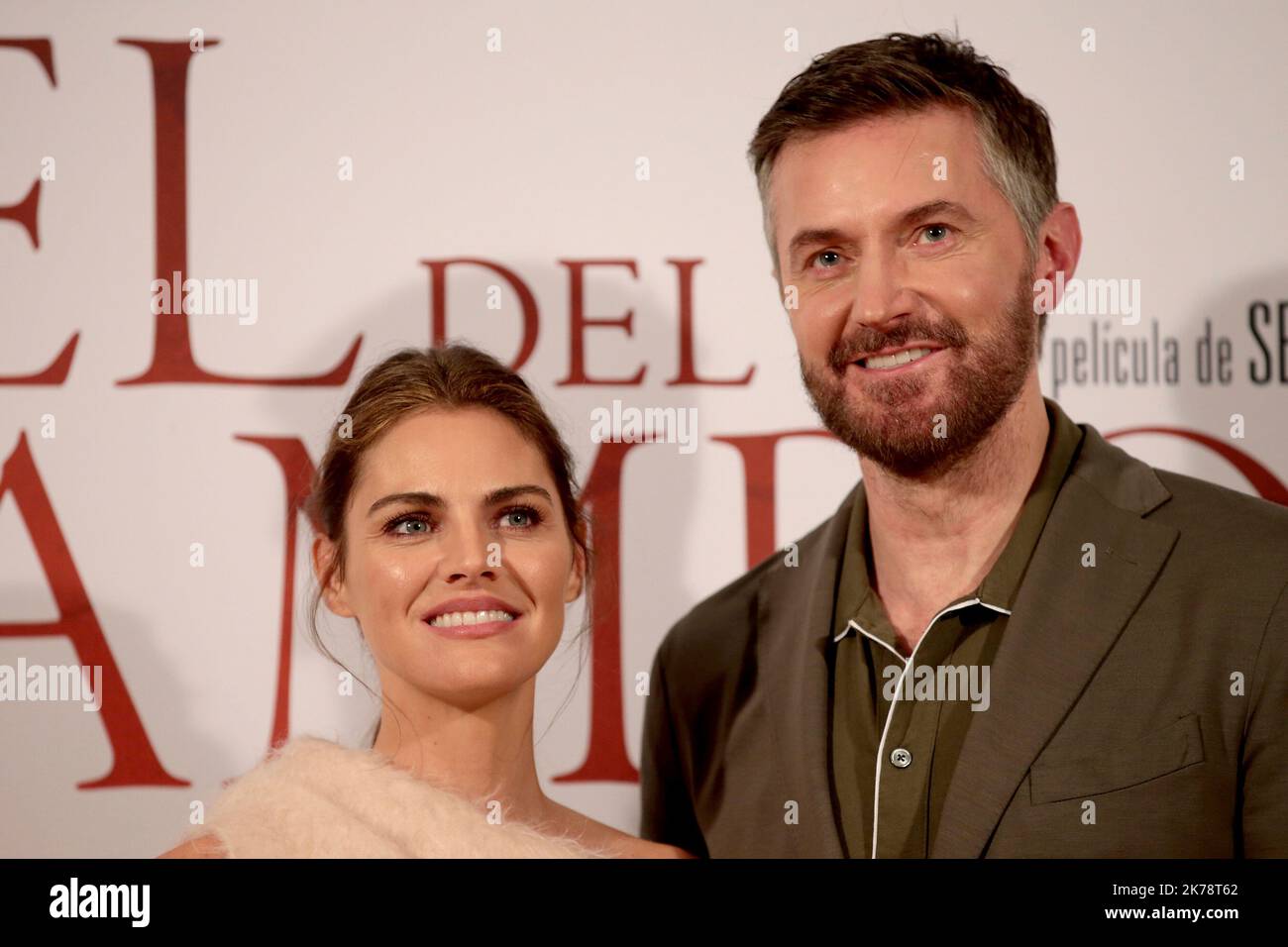 Madrid Spagna; 10.17.2022.- Film basato sul libro di Arturo Pérez-Reverte (C) 'la pelle del tamburo' diretto dal colombiano Sergio Dow (R) e con Richard Armitage (L), Amaia Salamanca, Rodolfo Sancho e Alicia Borrachero “la prova del cotone per un romanziere è che gli piace il film, Che egli riconosce il romanzo nel suo film, ed è accaduto così, ho detto, è che sono i miei personaggi, è che è il mio Padre Quart, è la mia Macarena, è la mia Siviglia, Questo mi dà una speciale felicità, non sempre accade, non sempre accade, quando non mi piace un film continuo a fare la battuta Foto Stock