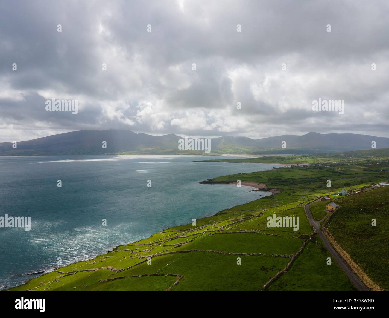 Irlanda - Contea di Kerry - Penisola di Dingle: Strada per il punto di Brandon che offre una vista panoramica sulla baia di Brandon. Scatto con droni, guida panoramica. Foto Stock