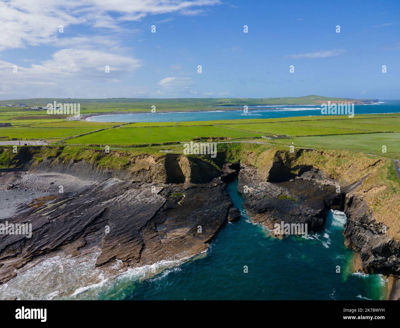 Irlanda, Contea di Clare - i ponti di Ross erano tre ponti di roccia naturale, oggi CE n'è uno solo. Scatto del drone, vista dall'alto. Wild Atlantic Way. Foto Stock