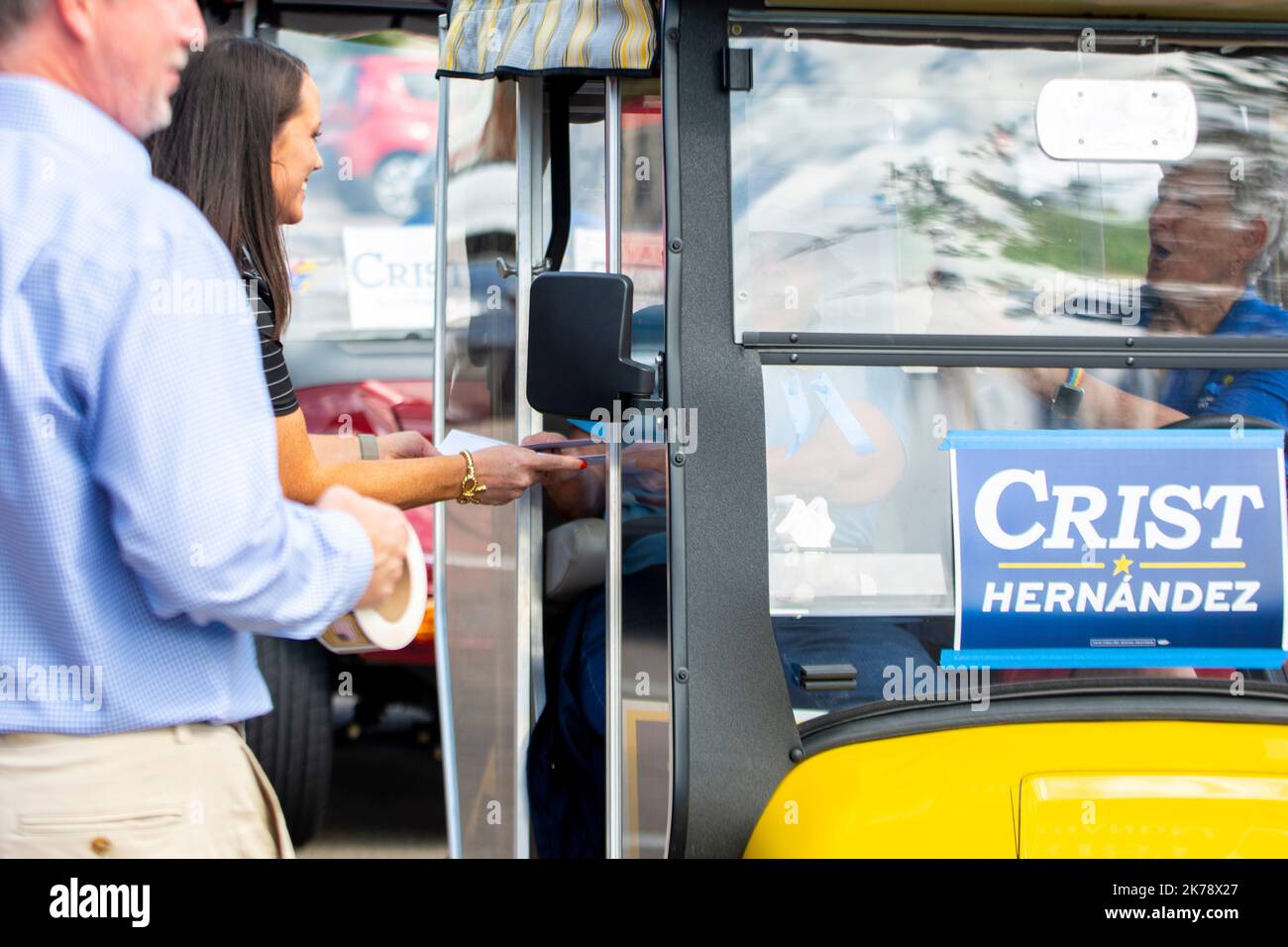 I villaggi, Florida, Stati Uniti. 17th Ott 2022. 17 ottobre 2022, The Villages, FL: Un addetto ai sondaggi raccoglie un voto in un primo seggio elettorale nei villaggi durante una parata di golf cart degli elettori democratici. (Credit Image: © Dominic Gwinn/ZUMA Press Wire) Credit: ZUMA Press, Inc./Alamy Live News Foto Stock
