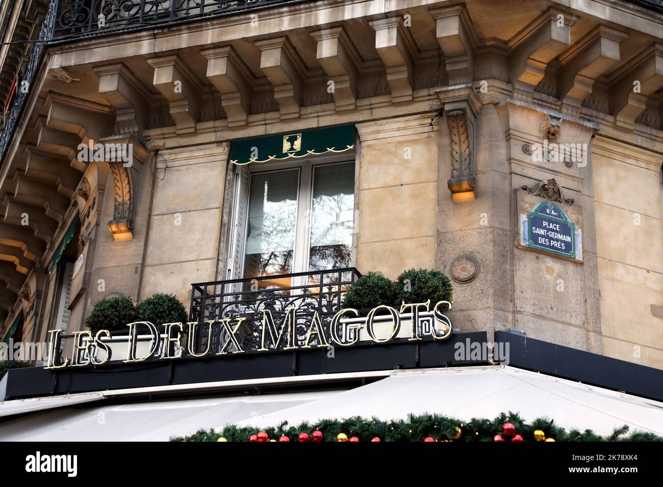 Les Deux Magots, il famoso caffè nella zona Saint-Germain-des-Pres di Parigi, Francia. Una volta aveva una reputazione come il rendezvous del letterario e intellettuale Foto Stock