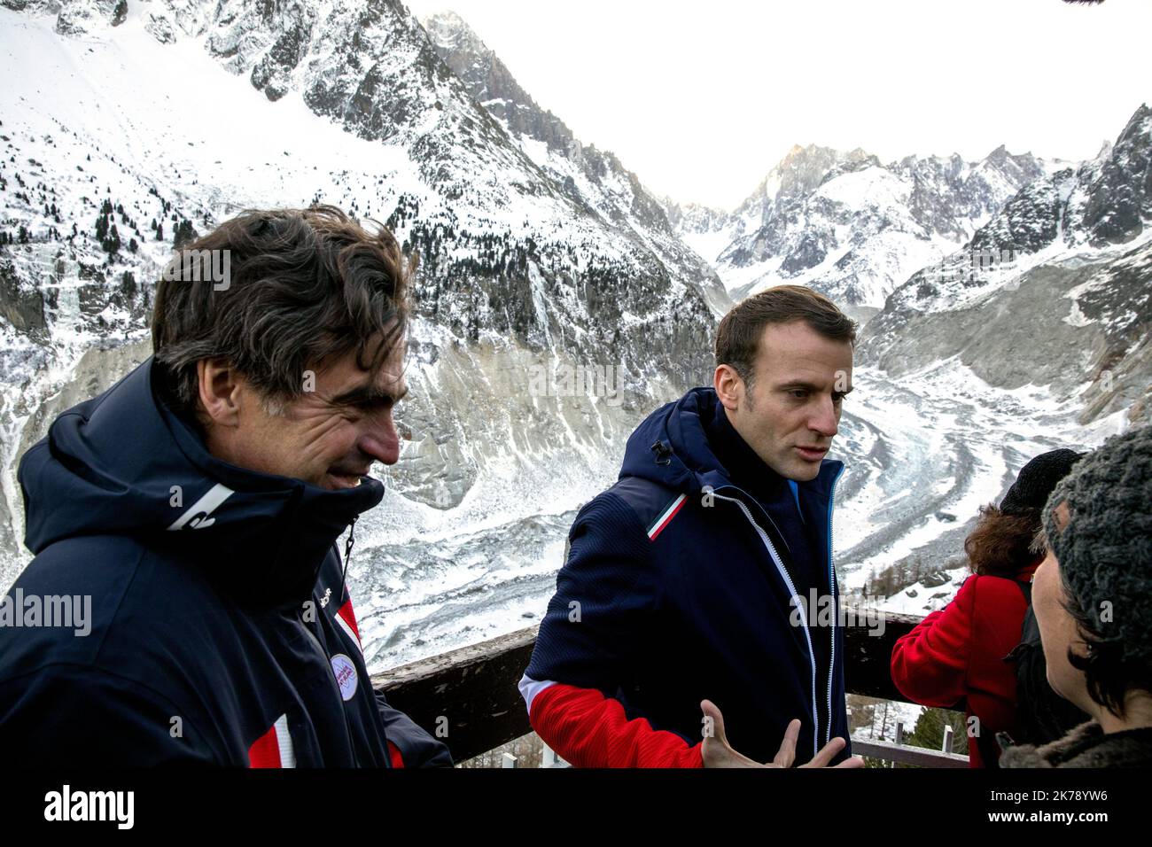 Il presidente francese Emmanuel Macro visita il ghiacciaio Mer de glace vicino a Chamonix, sulla catena montuosa del Monte Bianco nelle Alpi francesi Foto Stock
