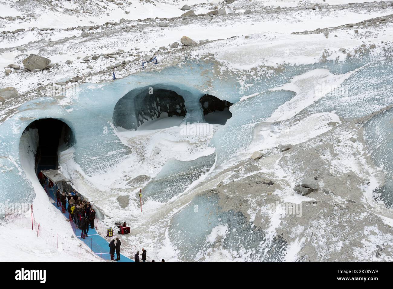 Il presidente francese Emmanuel Macro visita il ghiacciaio Mer de glace vicino a Chamonix, sulla catena montuosa del Monte Bianco nelle Alpi francesi Foto Stock