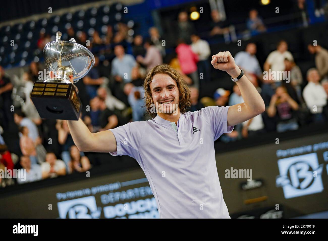 Stefanos Tsitsipas ha mantenuto un titolo ATP Tour per la prima volta la domenica, battendo Felix Auger-Aliassime 6-3, 6-4 per alzare il suo secondo Open 13 Provenza trofeo a Marsiglia. Foto Stock