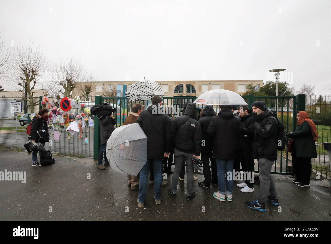 Persone all'ingresso del Collegio la Fontaine a Crepy-en-Valois il 1 marzo 2020, dove un insegnante infettato da Covid-19 è morto. Foto Stock