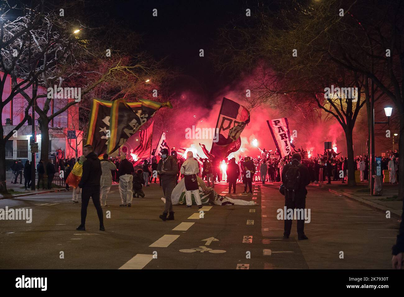 I tifosi di Parigi Saint-Germain si riunirono fuori dallo stadio mentre il gioco si giocava a porte chiuse. Non c'erano tifosi all'interno del Parc des Princes a causa delle preoccupazioni del coronavirus. Foto Stock