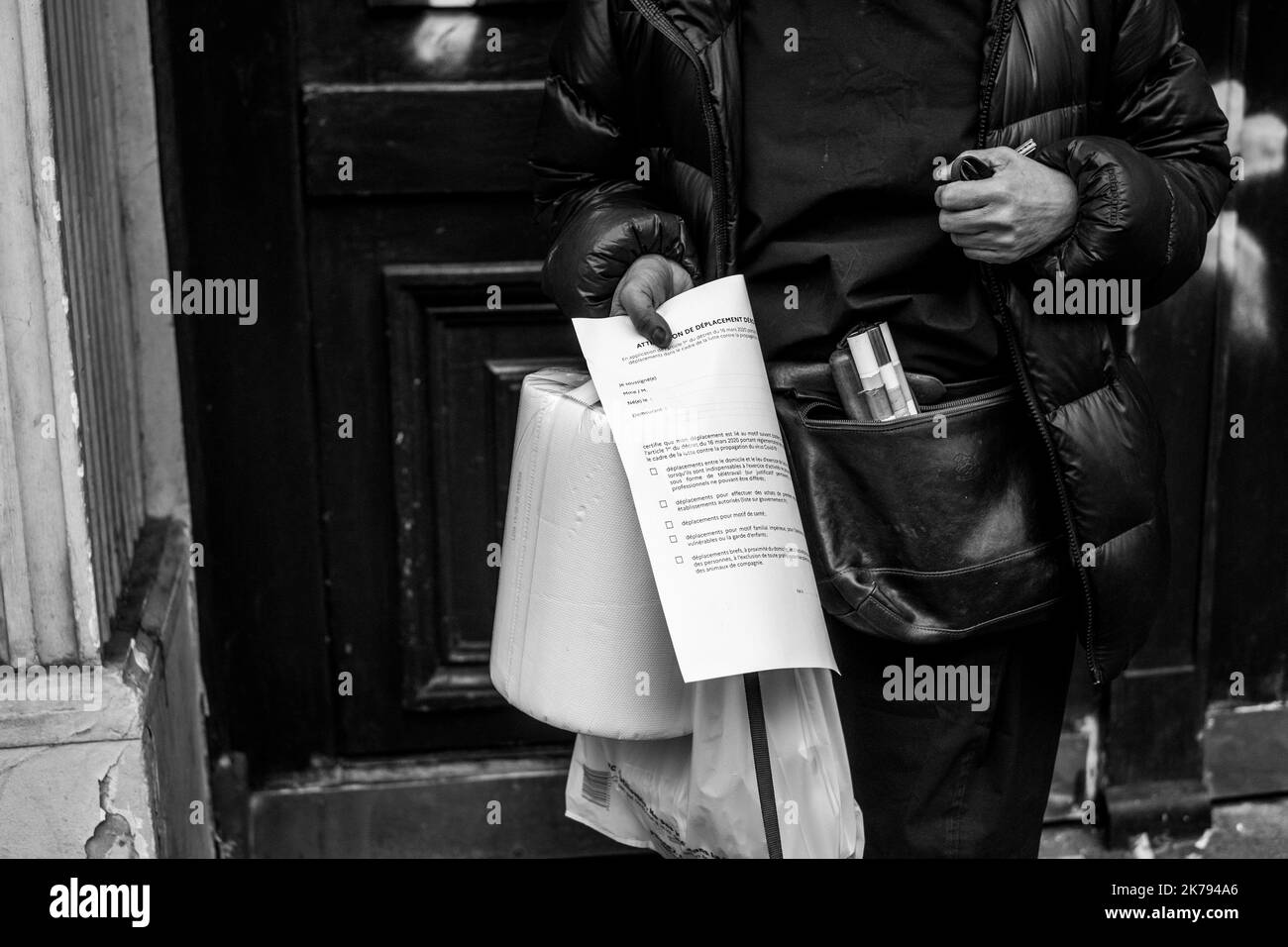 Una donna mostra il certificato di movimento che ha stampato per togliere il suo cane e fare un po 'di shopping. Sono le 5:09 Primo giorno di confino per i francesi dopo l'annuncio del presidente Emmanuel Macron. Da mezzogiorno, i movimenti dei francesi sono diventati limitati. Misure eccezionali per cercare di fermare la diffusione del Coronavirus, covid-19. Parigi, Francia. Marzo 17, 2020. Foto Stock