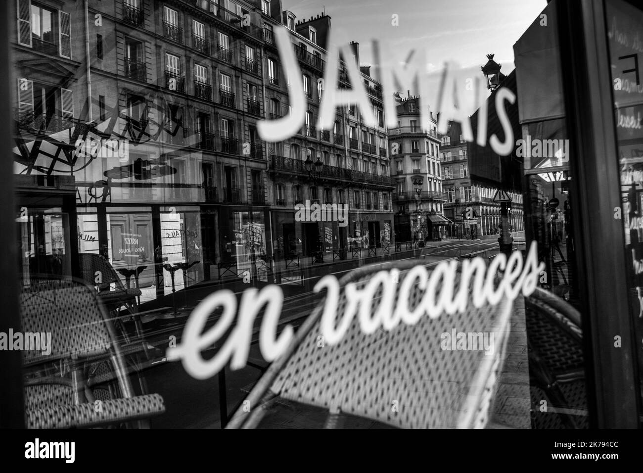 Una birreria che espone, mai in vacanza, è chiusa a seguito di annunci del governo. Sono le 6:06 Primo giorno di confino per i francesi dopo l'annuncio del presidente Emmanuel Macron. Da mezzogiorno, i movimenti dei francesi sono diventati limitati. Misure eccezionali per cercare di fermare la diffusione del Coronavirus, covid-19. Parigi, Francia. Marzo 17, 2020. Foto Stock