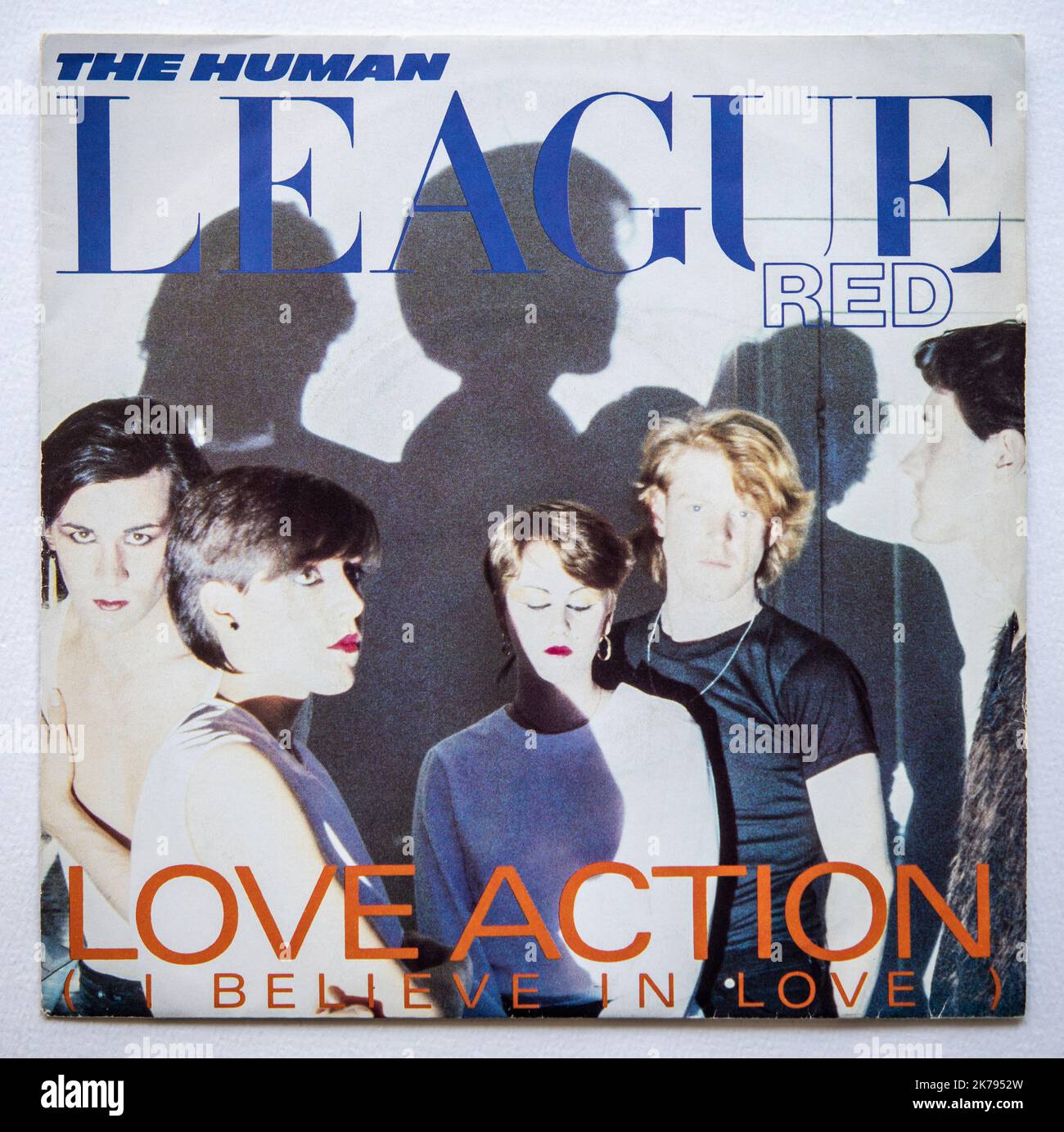 Copertina della versione singola da sette pollici di Love Action (i Believe in Love) della Human League, che è stata rilasciata nel 1981. Foto Stock