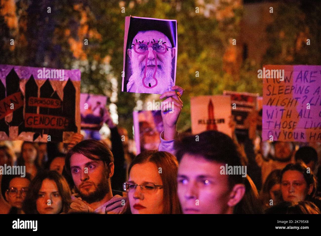 Un uomo ha in mano un segno raffigurante il leader supremo dell'Iran, Ali Khameini, a Varsavia, Polonia, il 17 ottobre 2022. Diverse centinaia di persone si sono riunite in Fro Foto Stock