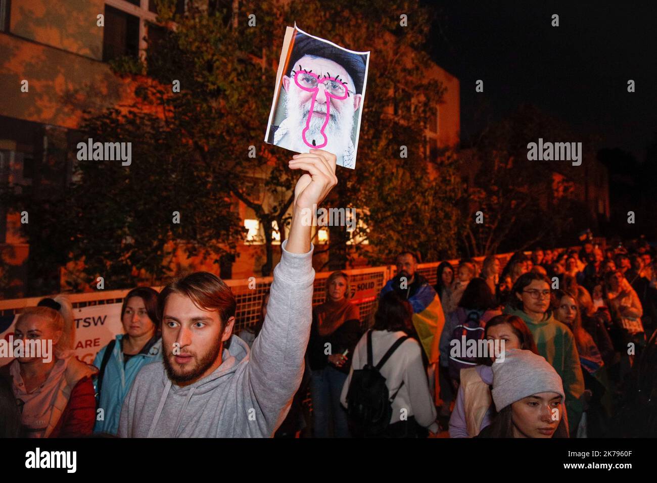 Un uomo ha in mano un segno raffigurante il leader supremo dell'Iran, Ali Khameini, a Varsavia, Polonia, il 17 ottobre 2022. Diverse centinaia di persone si sono riunite in Fro Foto Stock