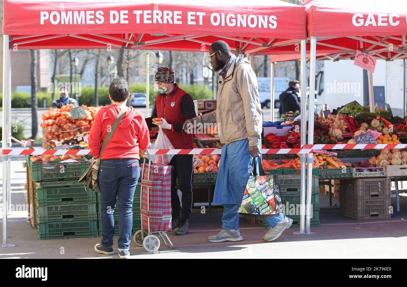 -2020-03-24. Clienti al di fuori del mercato di Mulhouse che sta chiudendo oggi a causa della pandemia di Coronavirus. Foto Stock