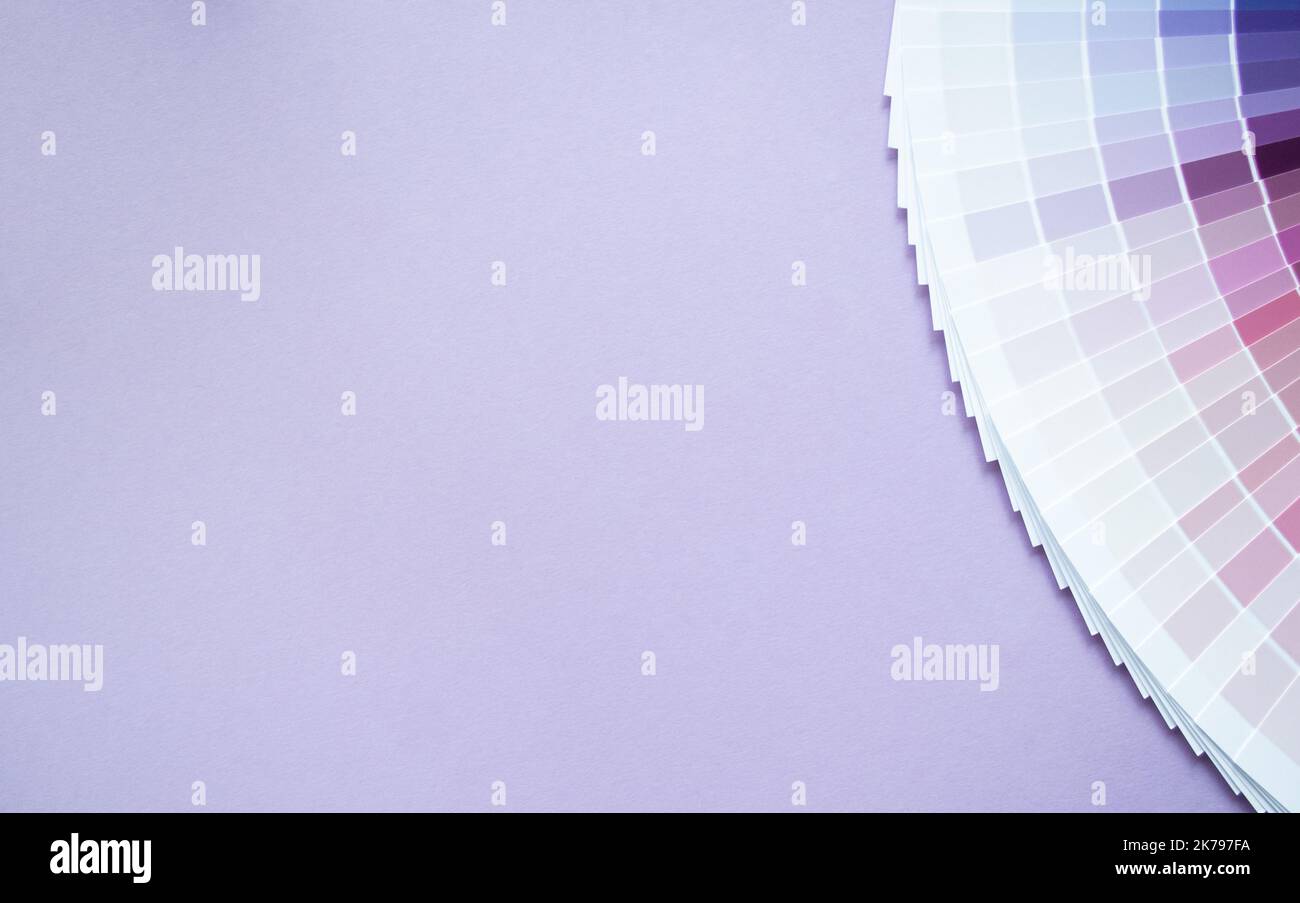 Campioni di vernice campioni di colori campione per il design degli interni. Sfondo lilla, spazio copia. Carta da parati astratta multicolore. Viola - colori viola o lilla. Foto Stock