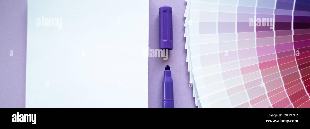 Striscione con campioni di vernice, campitura a più colori. Sfondo lilla, notebook, pennarello viola. Spazio di copia. Foto Stock