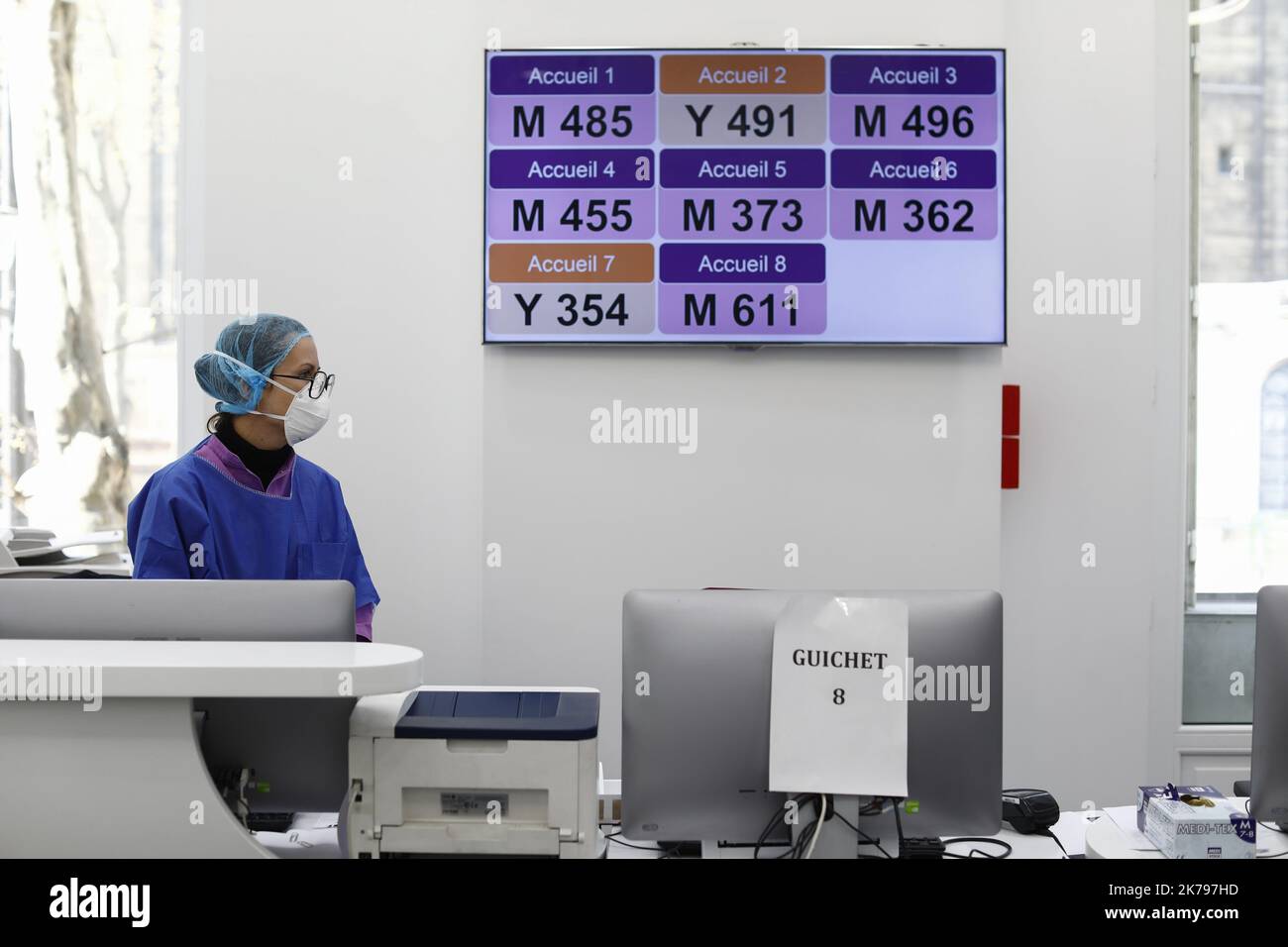 Un membro del personale ospedaliero indossa indumenti protettivi in una struttura per l'analisi del coronavirus Foto Stock
