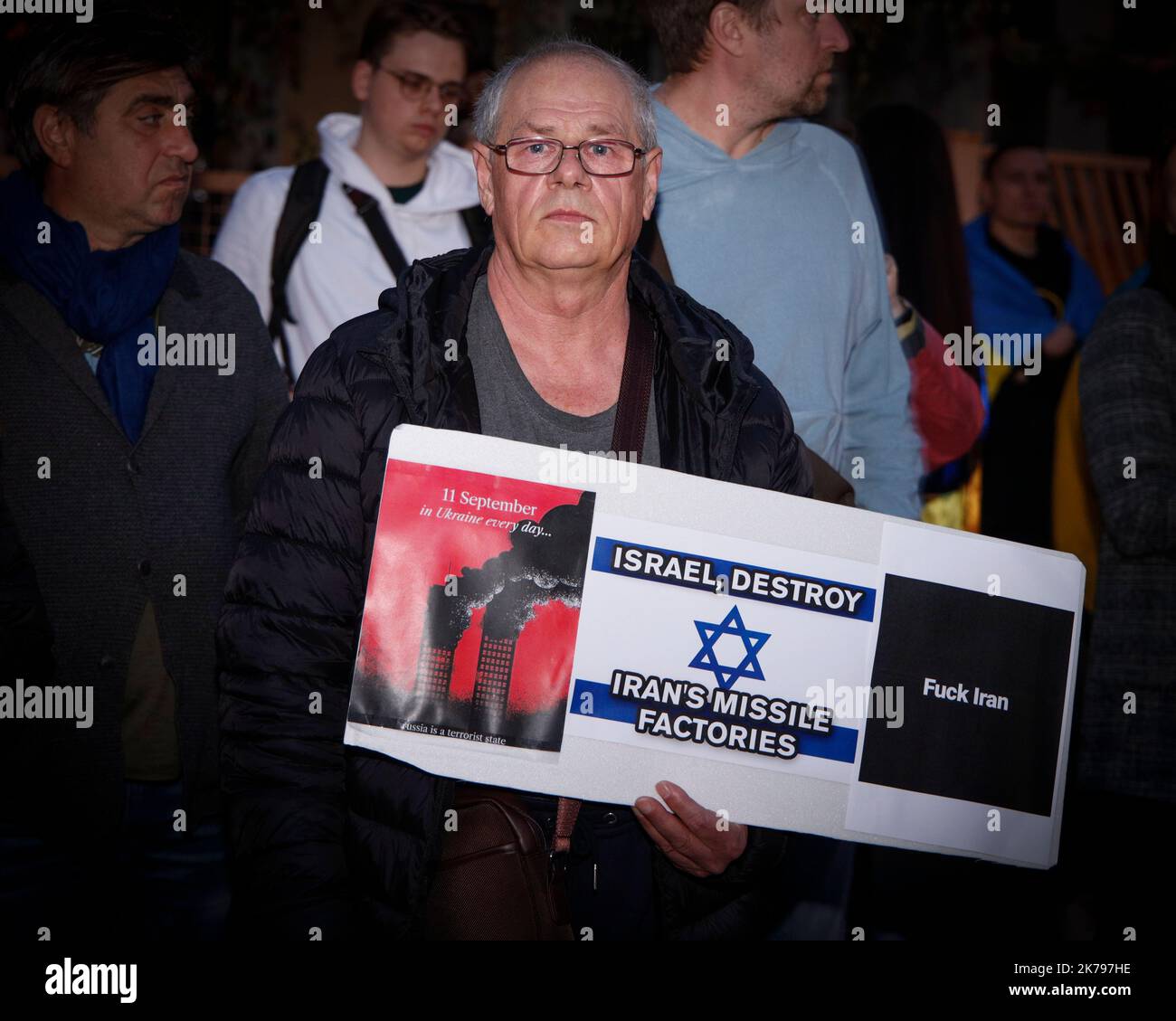 Un uomo ha un segno durante una protesta a Varsavia, in Polonia, il 17 ottobre 2022. Diverse centinaia di persone si sono riunite davanti all'ambasciata iraniana per protestare Foto Stock