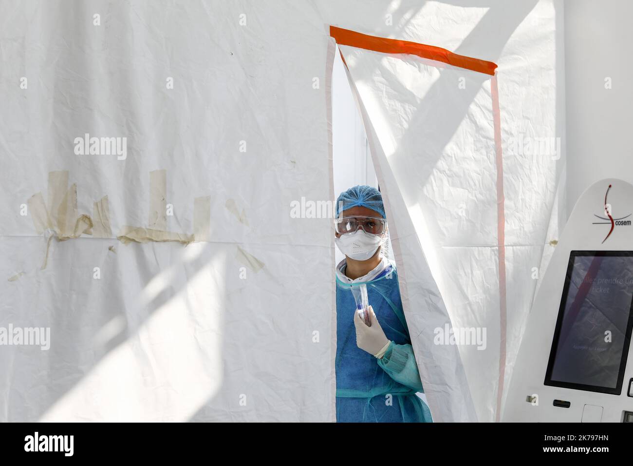 Un membro del personale ospedaliero indossa indumenti protettivi in una struttura per l'analisi del coronavirus Foto Stock